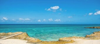 Georgetown Villas #113 on Seven Mile Beach & Pool