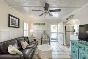 Smart TV - DownStairs with Great back yard for kiddos (Folly Beach)