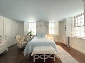 5 bedrooms, desk, iron/ironing board, travel cot - Authentic 1795 Historic Homestead w/ Private Grounds for Gatherings and Retreats (Old Saybrook)