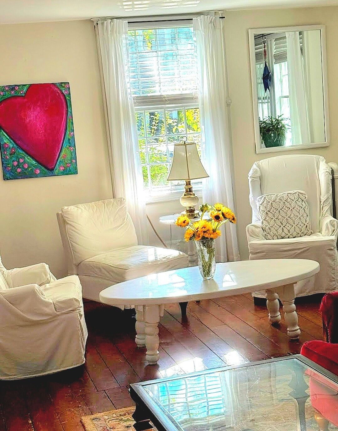 Een smart-tv, een open haard, een dvd-speler en een kantoor