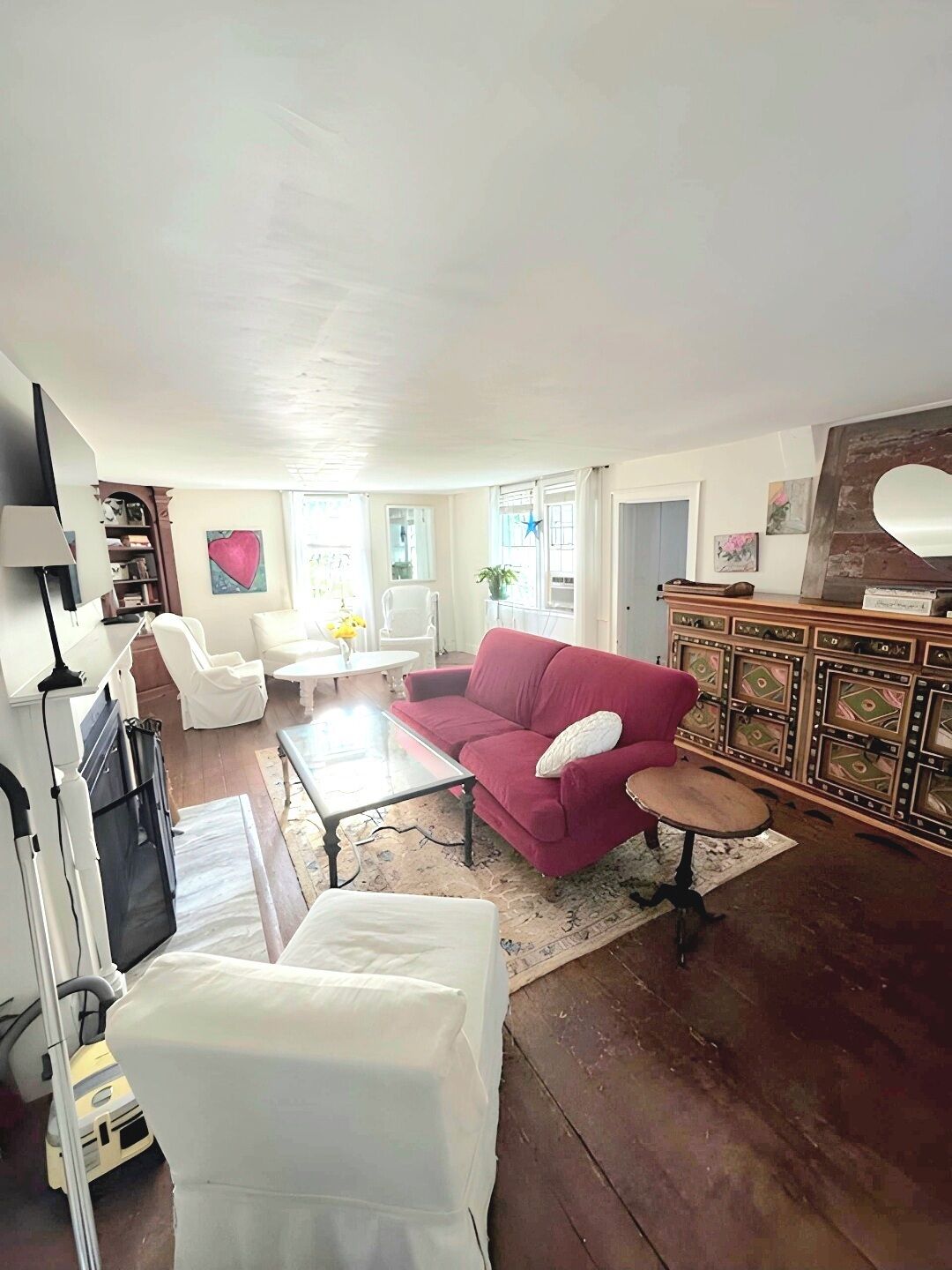 Een smart-tv, een open haard, een dvd-speler en een kantoor