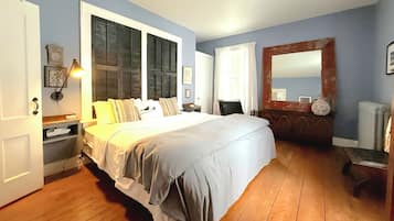 5 dormitorios, escritorio, tabla de planchar con plancha y cuna de viaje