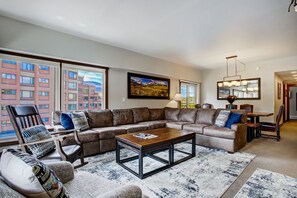 Een smart-tv, een open haard, videogames en boeken