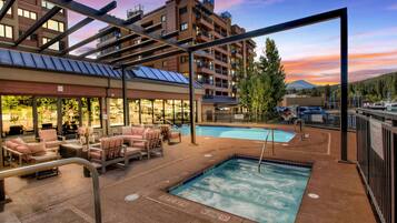 Alberca techada y alberca al aire libre