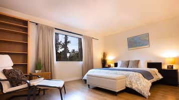 2 室のベッドルーム、デスク、アイロン / アイロン台、旅行用ベビーベッド