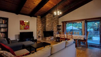 Smart-TV, Kamin, Kinderspielzeug, Bücher