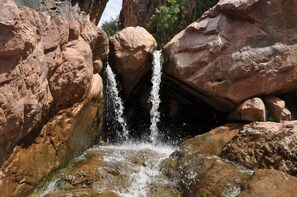Une formation rocheuse naturelle avec une cascade.