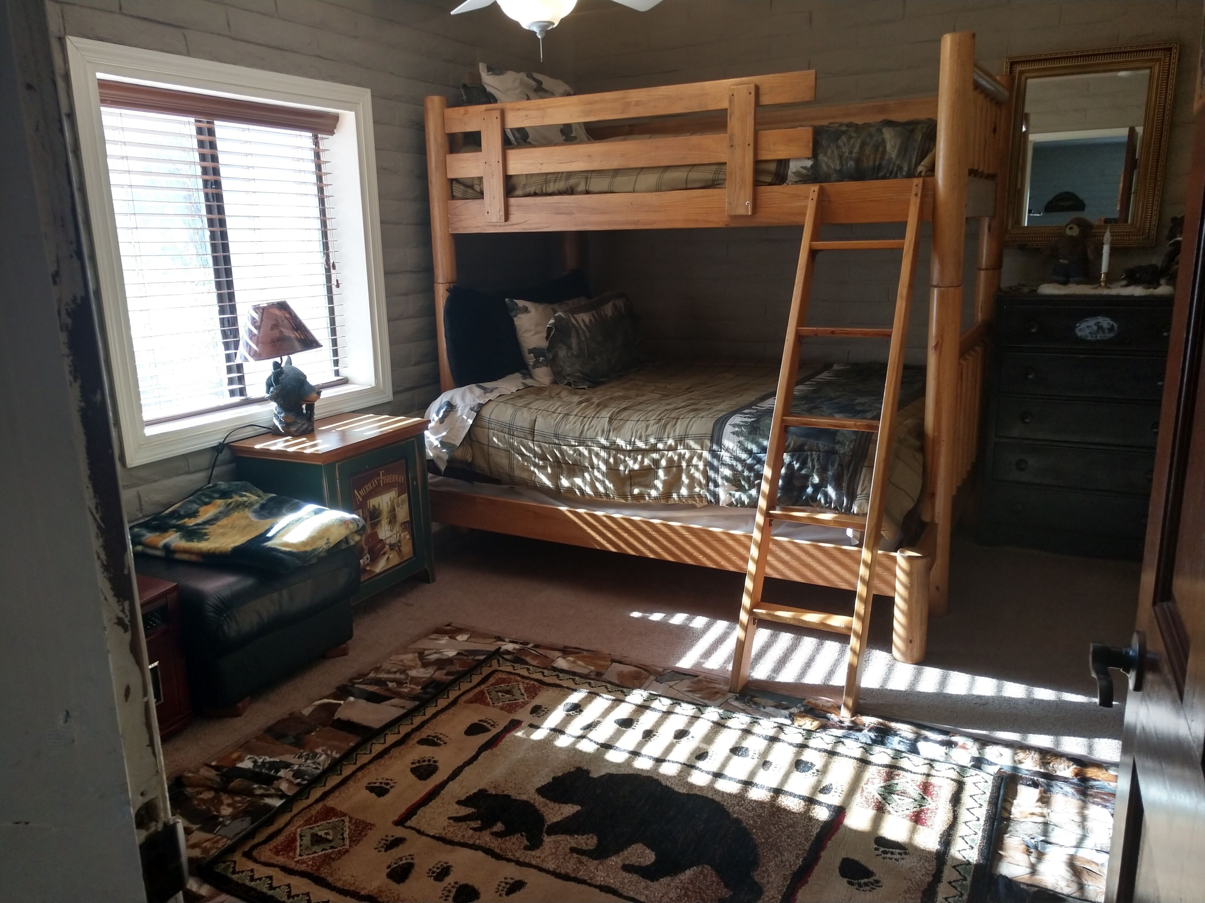 3 habitaciones, escritorio, tabla de planchar con plancha y wifi gratis 