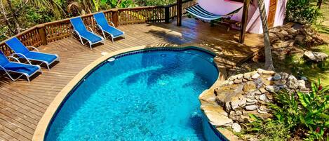 Una piscina al aire libre