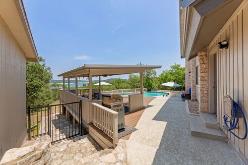 Lake Travis Oasis, Pool, Hot Tub, Lake Views, Near Marinas & Austin!