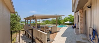 Vistas panorámicas del lago Travis en 1 acre con piscina, naturaleza y diversión