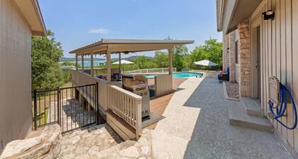 Lake Travis Oasis, Pool, Hot Tub, Lake Views, Near Marinas & Austin!
