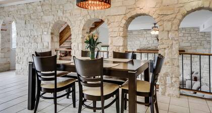 Lake Travis Oasis, Pool, Hot Tub, Lake Views, Near Marinas & Austin!