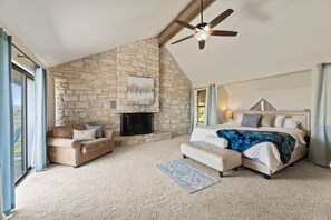 4 bedrooms, desk, iron/ironing board, travel crib - Lake Travis Oasis, Pool, Hot Tub, Lake Views, Near Marinas & Austin! (Austin)