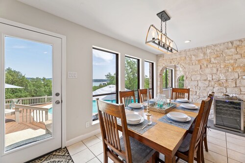 Lake Travis Oasis, Pool, Hot Tub, Lake Views, Near Marinas & Austin!