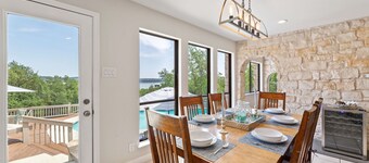 Lake Travis Oasis, Pool, Hot Tub, Lake Views, Near Marinas & Austin!