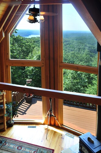 Vuoren huipulla sijaitseva koti näköalalla järvelle, poreallas, sauna, yksityinen pääsy järvelle