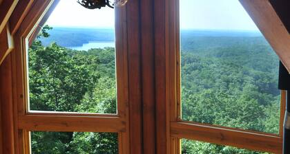 Vuoren huipulla sijaitseva koti näköalalla järvelle, poreallas, sauna, yksityinen pääsy järvelle