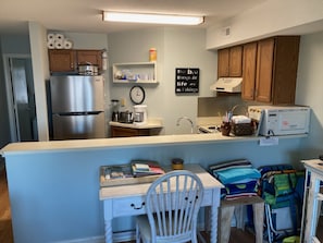 Fridge, microwave, oven, stovetop - Your wave is waiting, come on down! Get away from it all and relax on the beach! (Carolina Beach)