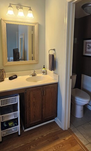 Combined shower/tub, hair dryer, towels, shampoo - 3rd-Floor Coastal Hideaway/1 bdrm condo w/Pool. Steps from Beach! (Carolina Beach)