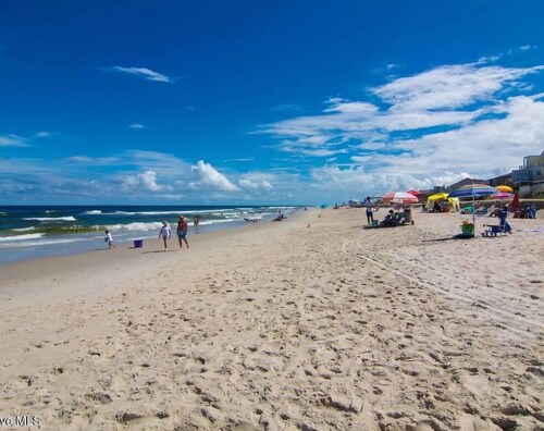 3rd-Floor Coastal Hideaway/1 bdrm condo w/Pool. Steps from Beach!