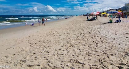 3rd-Floor Coastal Hideaway/1 bdrm condo w/Pool. Steps from Beach!