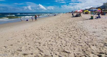 3rd-Floor Coastal Hideaway/1 bdrm condo w/Pool. Steps from Beach!