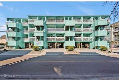 3rd-Floor Coastal Hideaway/1 bdrm condo w/Pool. Steps from Beach!