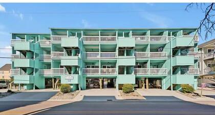 3rd-Floor Coastal Hideaway/1 bdrm condo w/Pool. Steps from Beach!