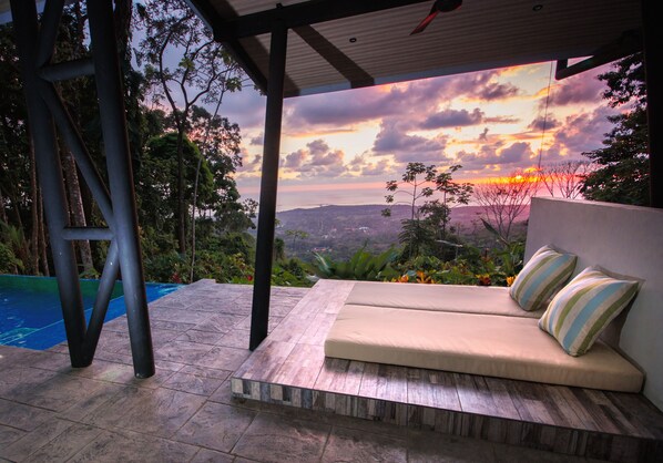 Utendørsbasseng og et evighetsbasseng