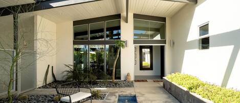 Alberca al aire libre y alberca climatizada