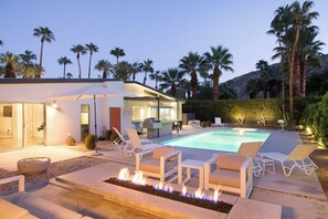A modern house with a swimming pool, outdoor seating, and a fire feature. - Hollywood History Views Saltwater Pool & Spa (Palm Springs)