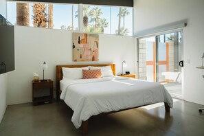 4 bedrooms, desk, iron/ironing board, WiFi