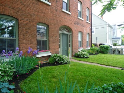 Downtown Heritage Gem close to beach and convention center