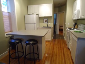 冷蔵庫、電子レン ジ、オーブン、コンロ