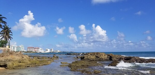 In Strandnähe, Liegestühle, Strandtücher