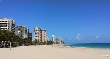 Viehättävä huoneisto w / Pool ja vain muutaman askeleen päässä rannalta. Suuri sijainti!