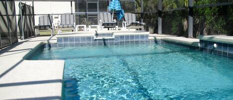 Een buitenzwembad en een verwarmd zwembad