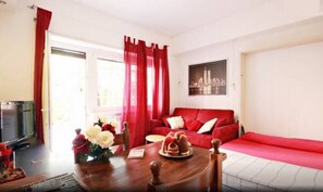 TV, DVD player, books, video library - ❤Lovely Studio Near Trastevere Jacuzzi, WiFi, Aircon, patio Fully furn Kitchen (Rome)