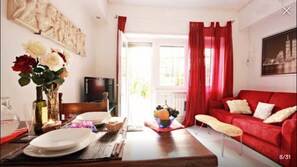 Fernseher, DVD-Player, Bücher, Videothek