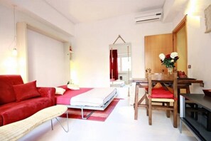 Iron/ironing board, free WiFi, bed sheets