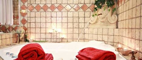 Kylpyamme, hiustenkuivaaja, bidee, pyyhkeet