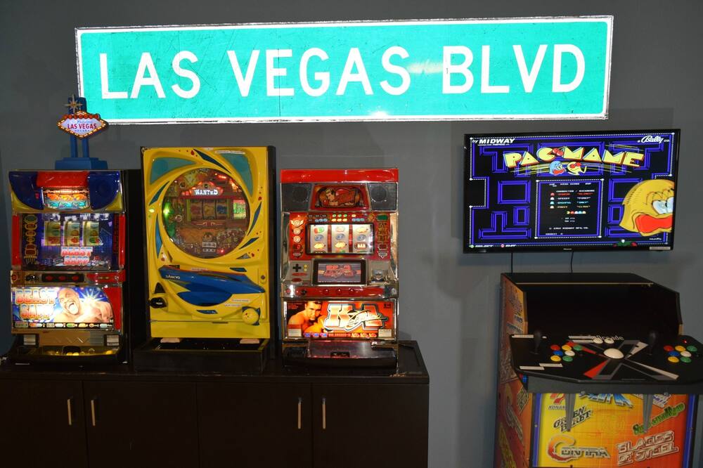 Spring Sale! Clean Property, Theater, Game Room, High End Property