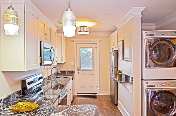 Réfrigérateur, four à micro-ondes, un four, lave-vaisselle