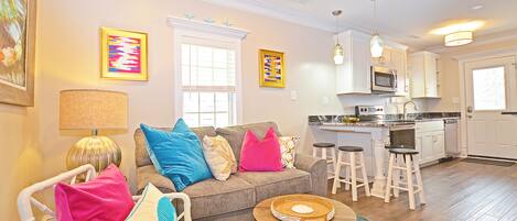 Smart TV, chimenea, libros