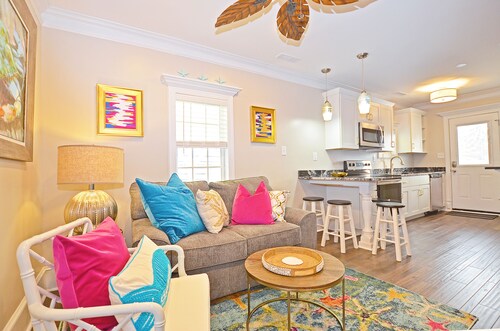 Adorable Beach Bungalow- All high end finishes- WIFI- BRAND NEW- Linens provided