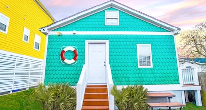 Adorable Beach Bungalow- All high end finishes- WIFI- BRAND NEW- Linens provided