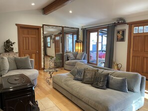 Smart TV, fireplace, DVD player, books