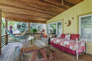 Outdoor dining - Solace in the City: Private, 2 Bedroom House in an Unbeatable Location! (Asheville)