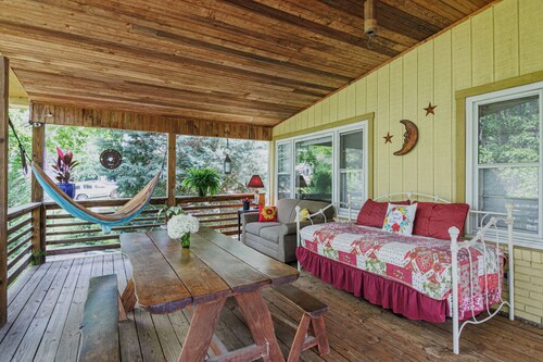 Solace in the City: Private, 2 Bedroom House in an Unbeatable Location!